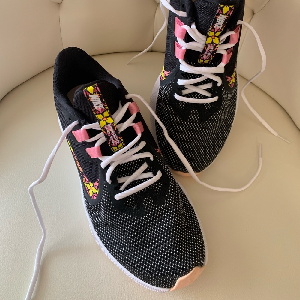 Womens Nike sneakers Size 8.5